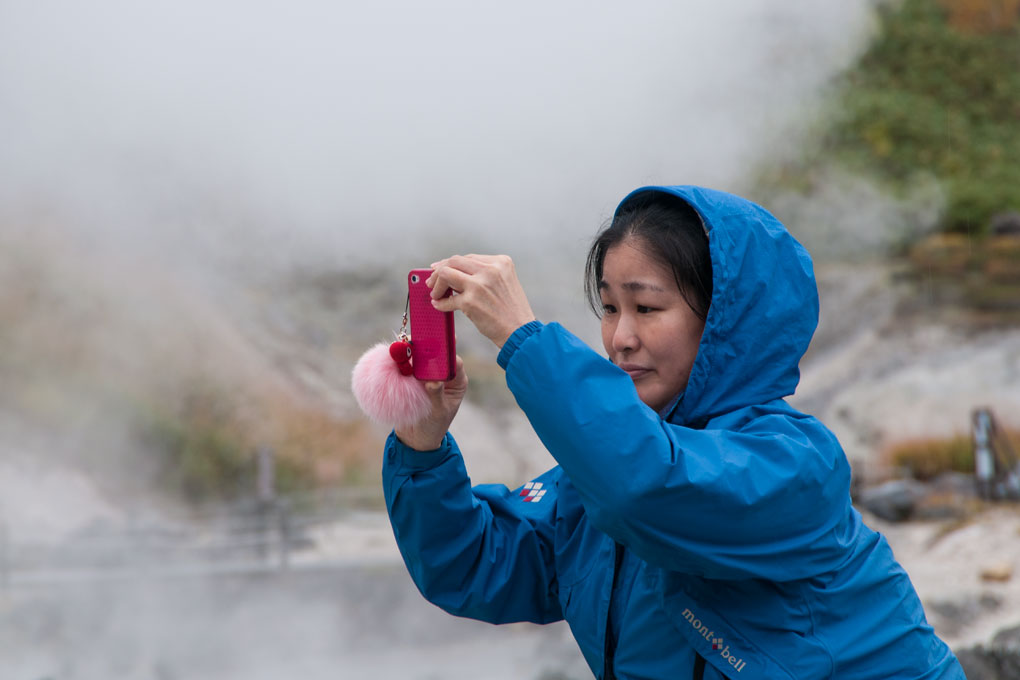 Yukie-san qui nous accompagne pendant quatre jours, au milieu des geysers de Tamagawa