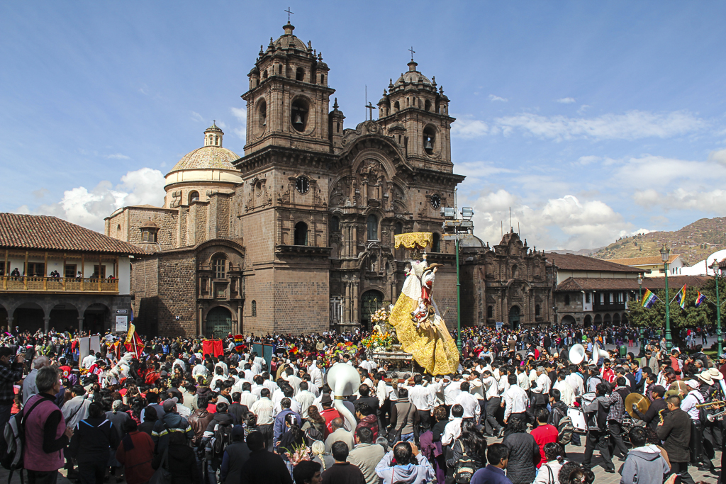 La fête bat son plein sur la place d'Armes de Cusco