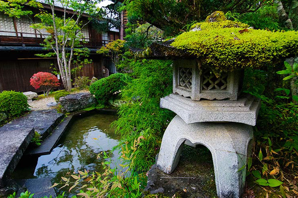 Détail d'un petit jardin à Tsumago