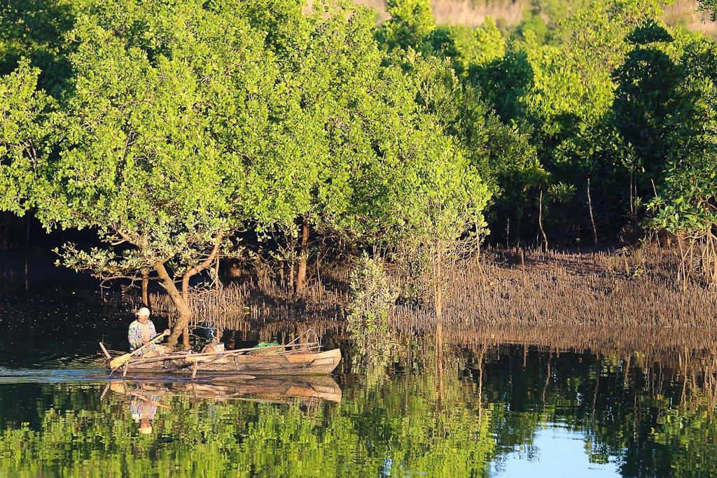 Embarcation locale sur la rivière Loza