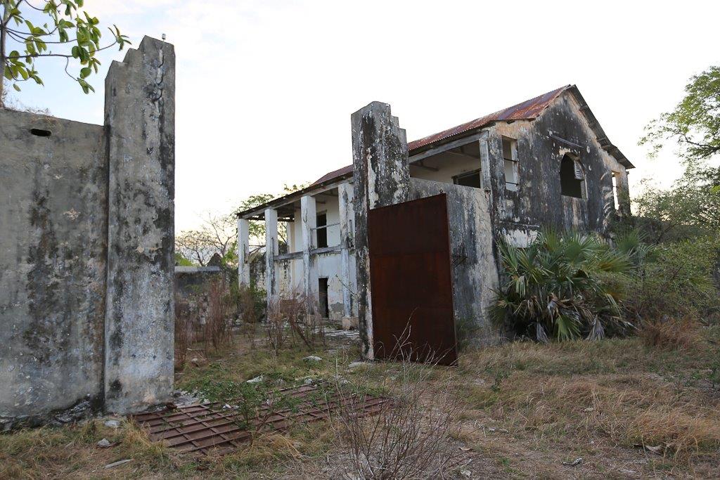 Le portail du pénitencier de Nosy Lava