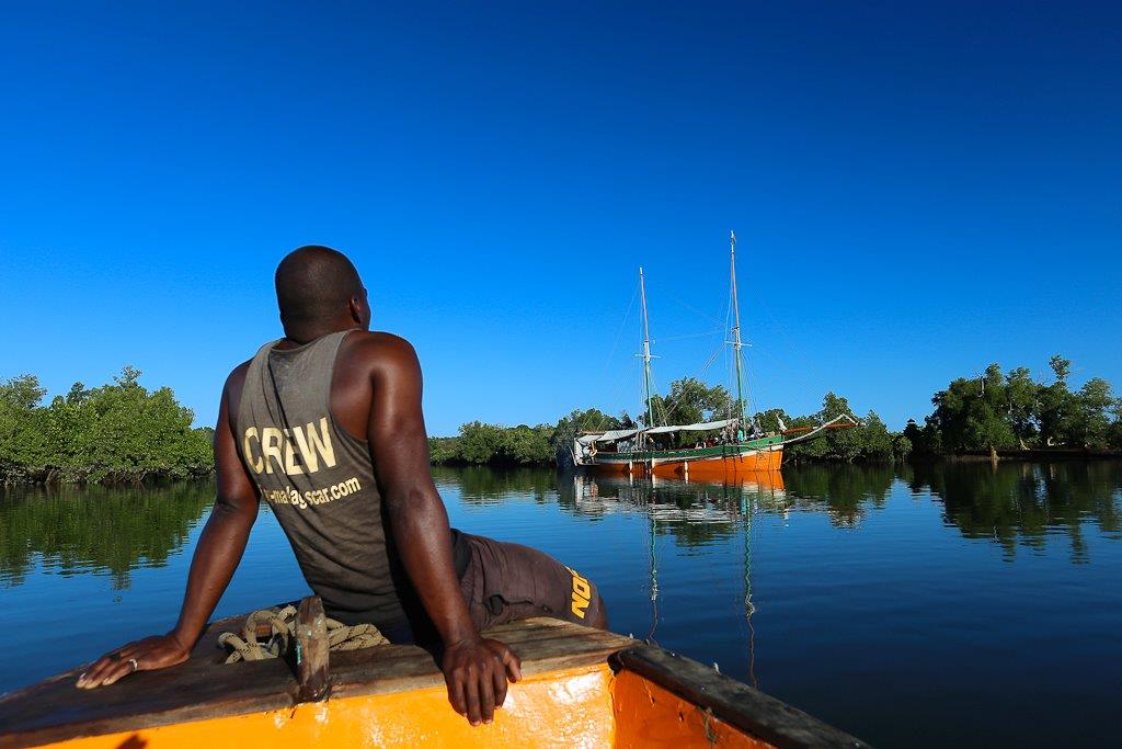  A la proue, Celin ... le second du bateau