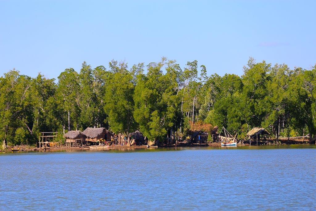 En descendant la rivière Loza, un village de pêcheurs