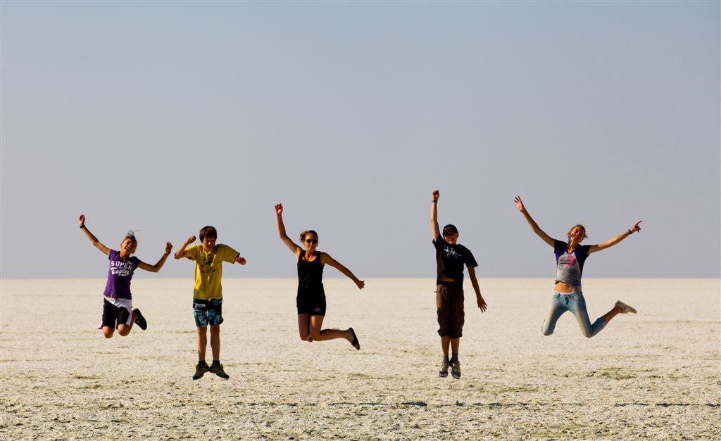Le club des 5 au milieu de Etosha Pan