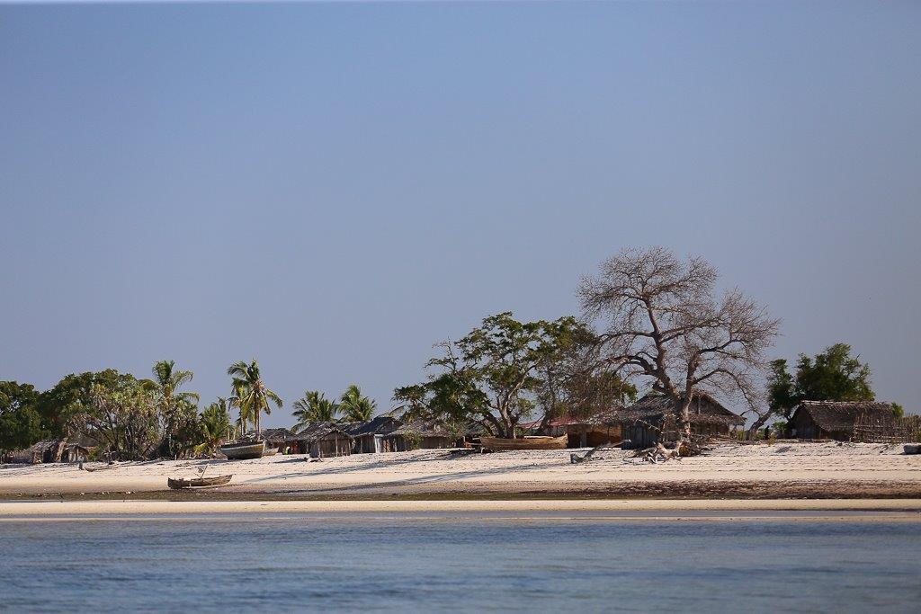 Village dans la baie de Komansary