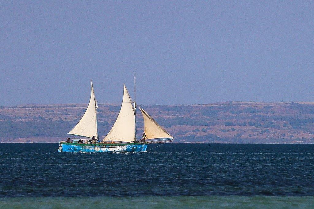  Un bateau passe au large, toutes voiles dehors