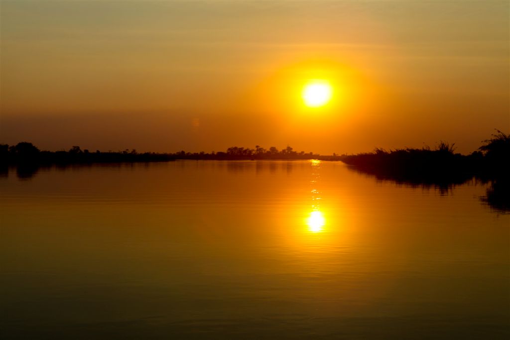 Coucher de soleil sur la rivière Okavango