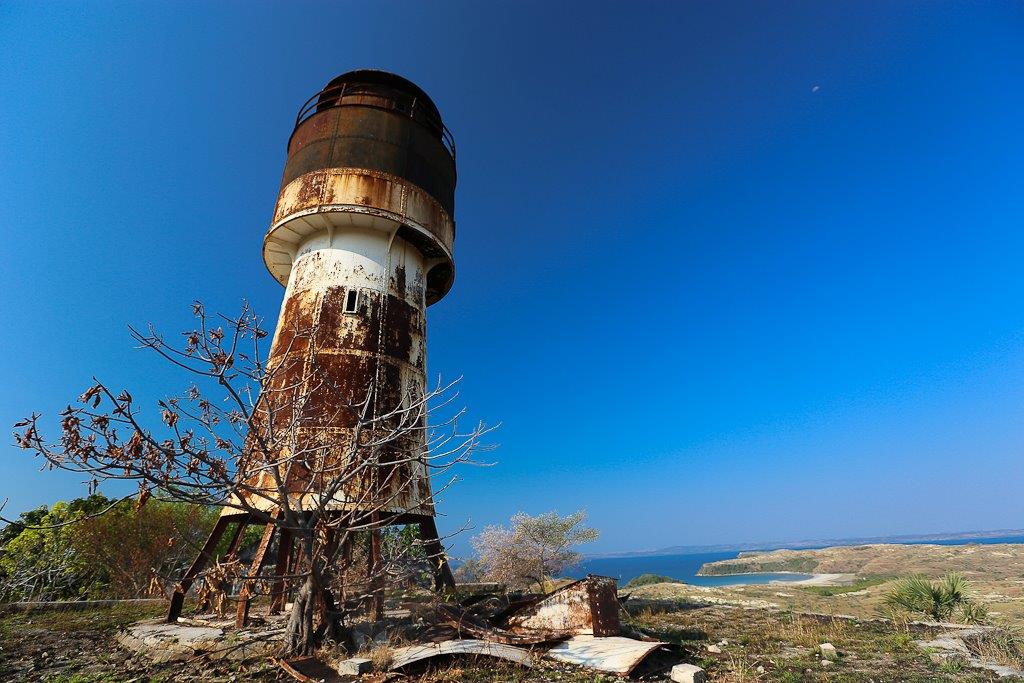 Le phare de Nosy Lava, depuis le sommet de l'île