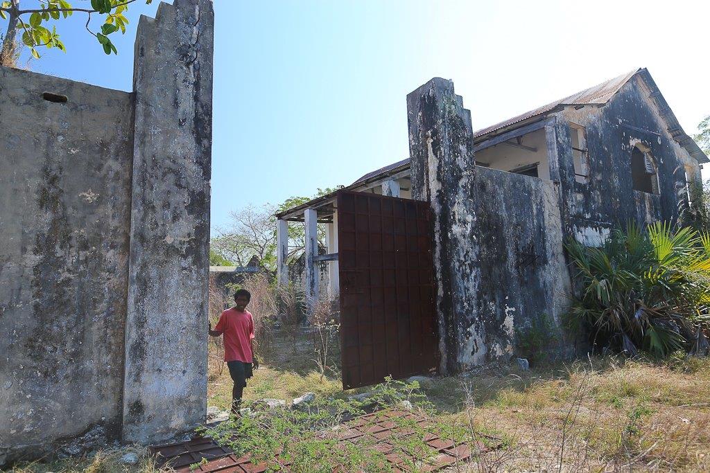 Samuel, devant la porte d'entrée officielle du pénitencier