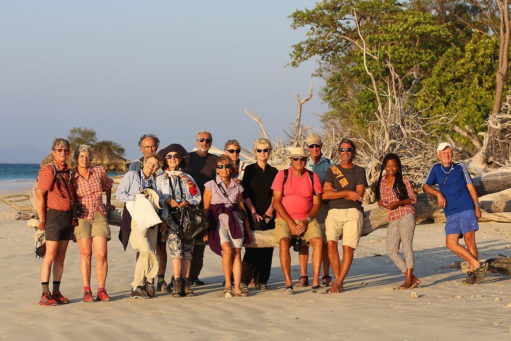 Petite photo de groupe sur la plage d'Antanimora