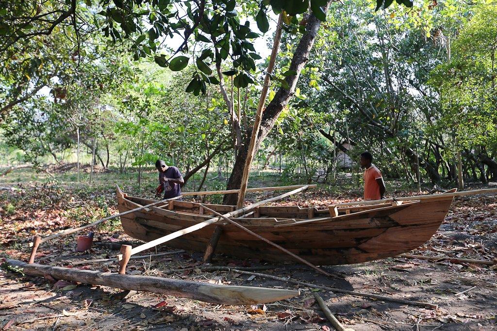 Une pirogue presque terminée 