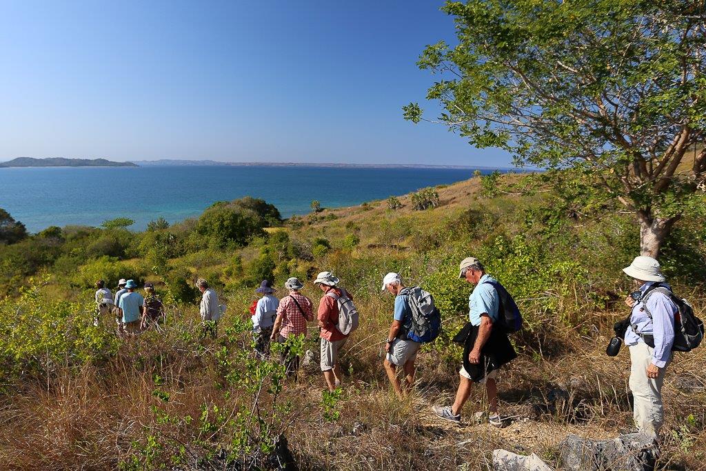  Nous terminons la découverte par une balade en direction du point culminant de l'île 