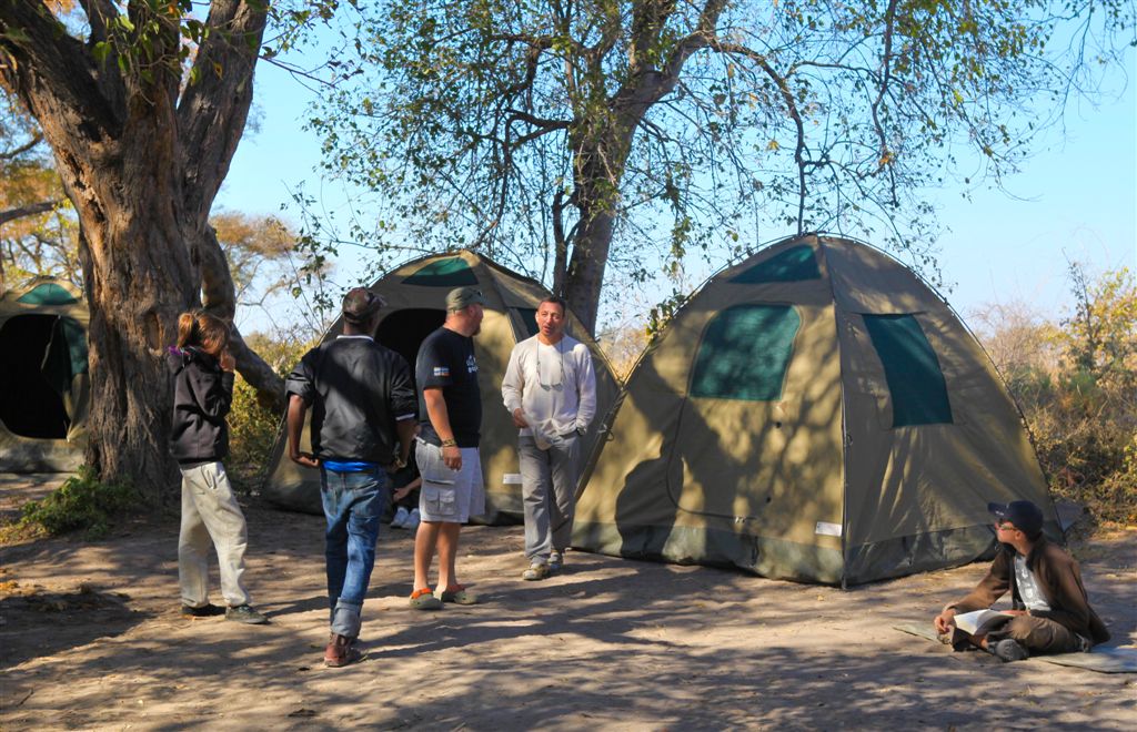 Camp sur une île dans le delta