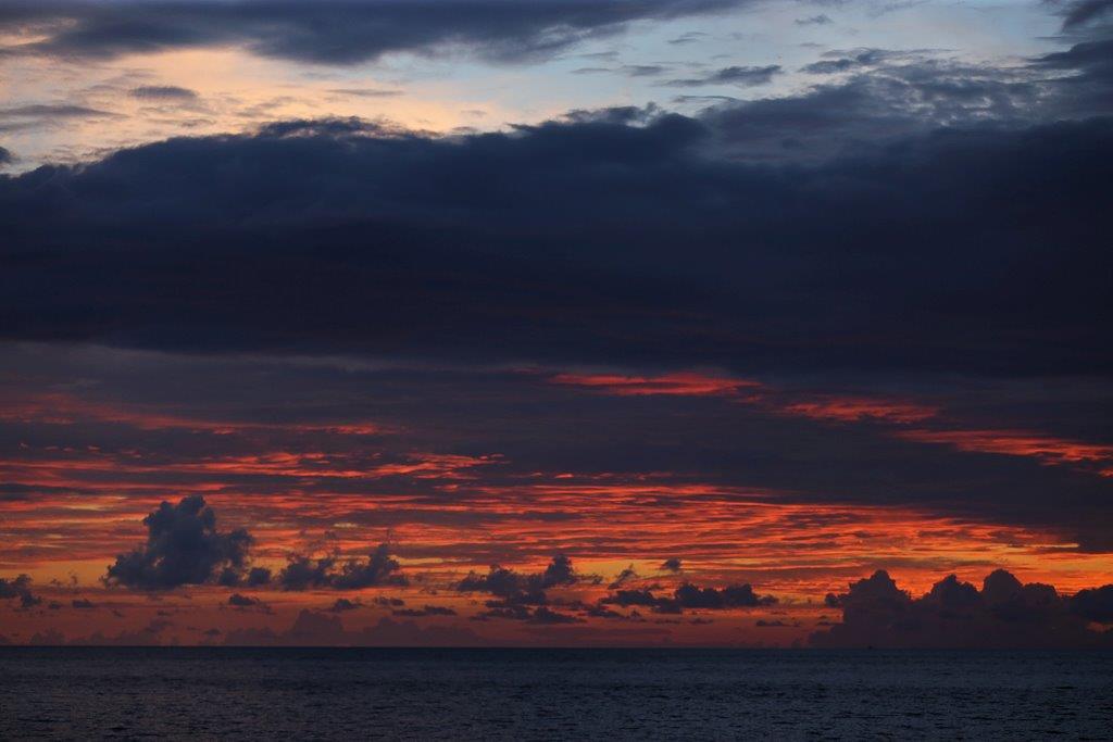  Lever de soleil sur la mer de Flores