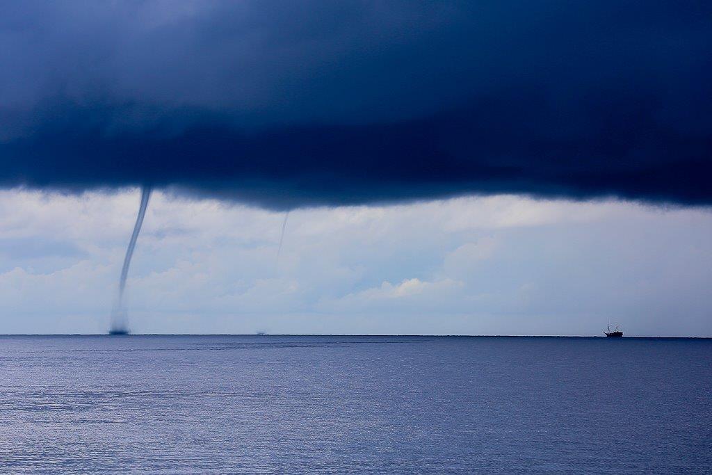 Une tornade au loin