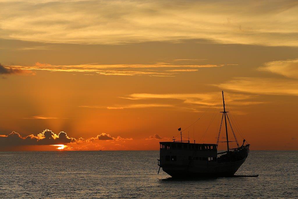 Coucher de soleil devant l'île de Balobaloang 