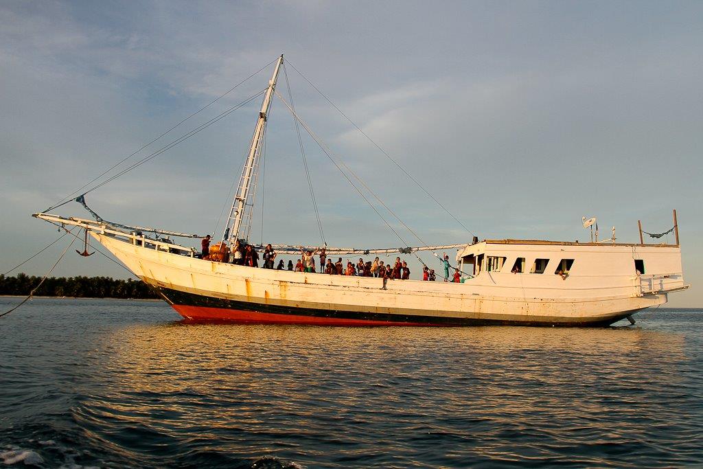 Au large du village, réunion sur un bateau pour son baptême de mer