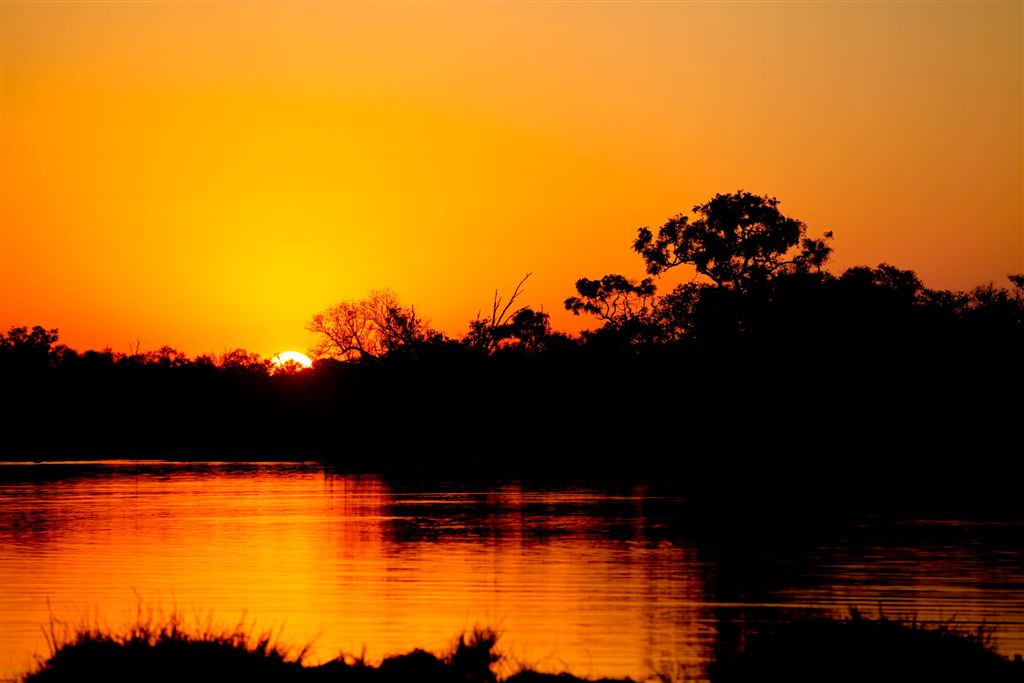 Coucher de soleil sur la savane africaine