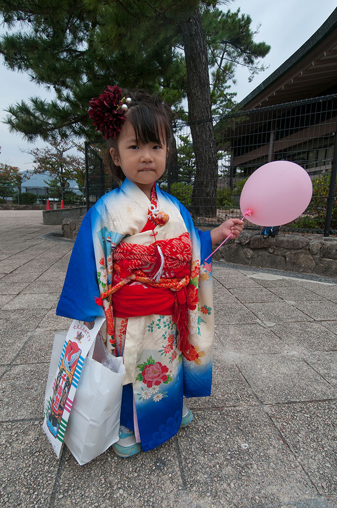 Petite fille en kimono dans les rues de Miyajima