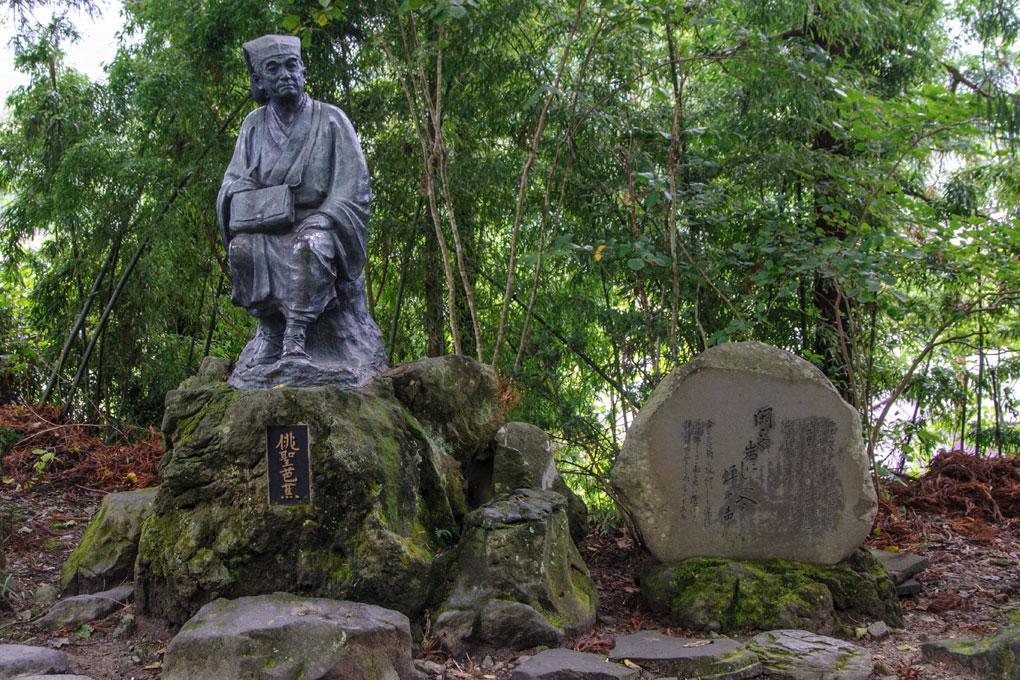 15)Statue du poète  Bash , à côté l'inscription gravée d'un Haiku composé à Yamadera