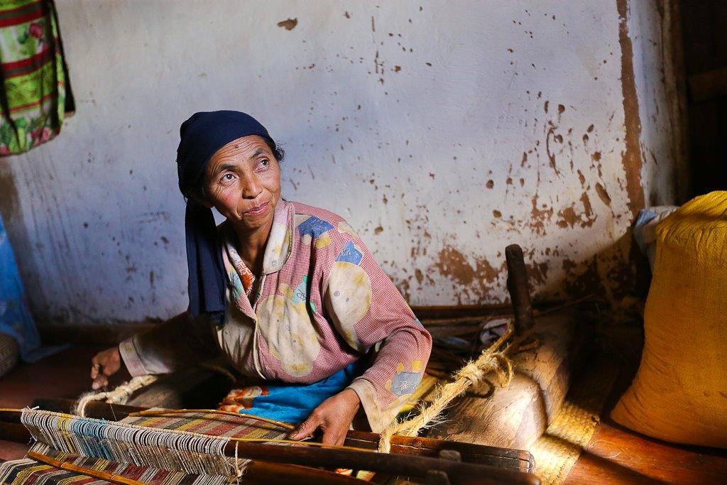 Cette femme a appris à tisser dès son plus jeune âge.