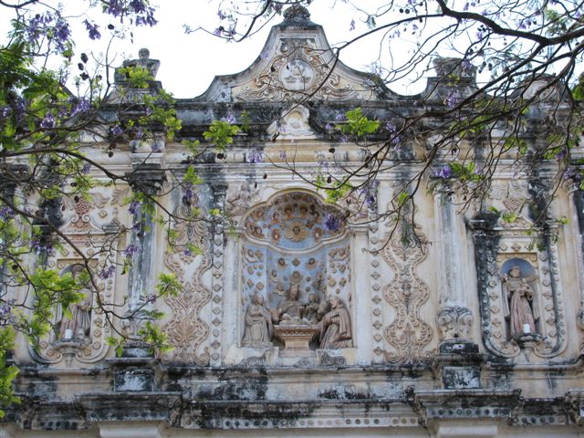 Plaza de Armas et Jacarandas en fleurs - Antigua, joyau colonial