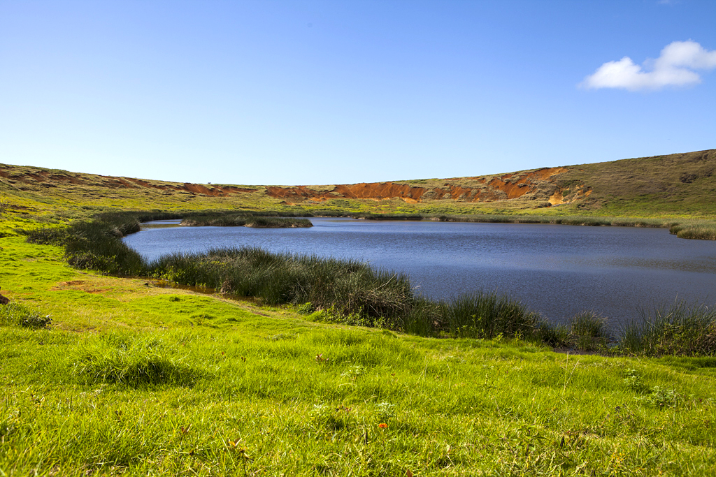 Lac du cratère du Rano Raraku