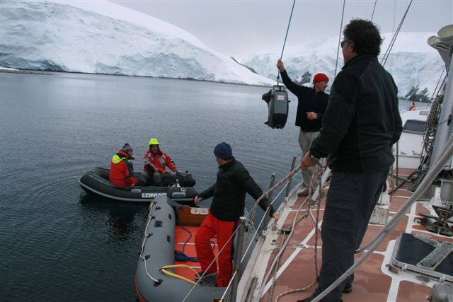 visiteurs pendant la mise à l'eau