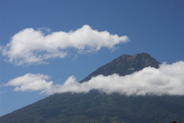 Zoom sur le volcan Fuego - Antigua, joyau colonial