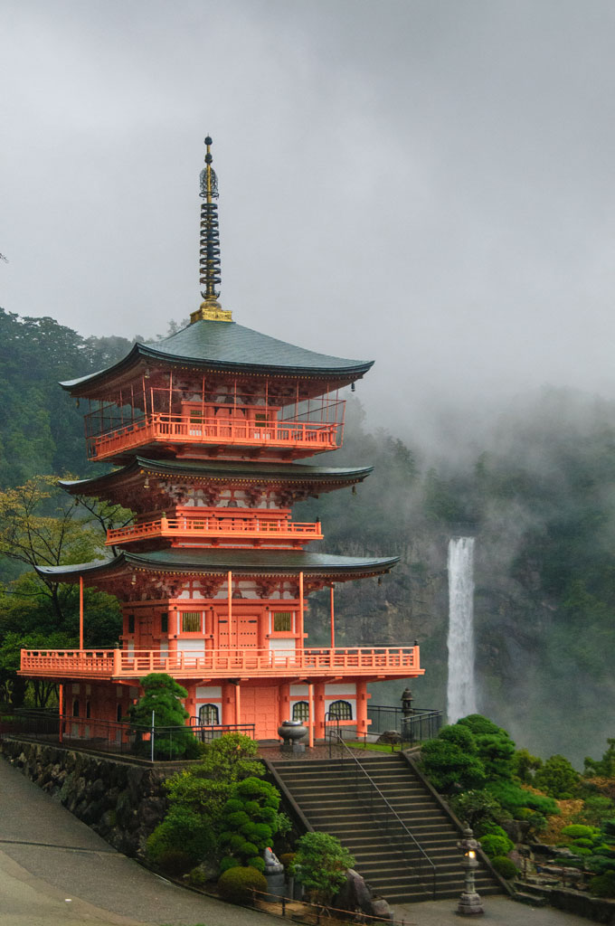 Seigantoji, la pagode à trois étages  devant  Nachi No Taki la cascade plus haute du Japon . Kumano Kodo