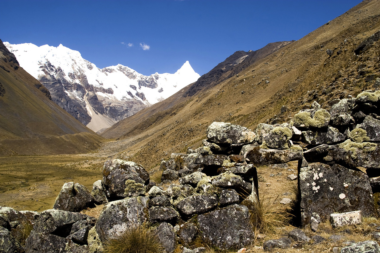 Depuis des ruines, nous apercevons l'Alpamayo - Direction la face nord-ouest de l'Alpamayo