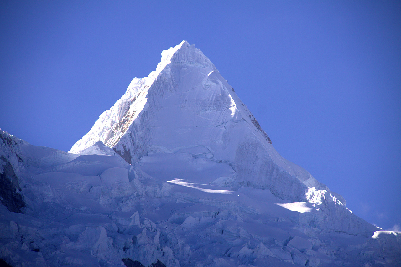 Depuis des ruines, nous apercevons l'Alpamayo - Direction la face nord-ouest de l'Alpamayo