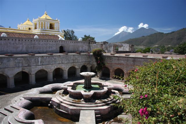 Couvent de la Merced avec en arrière-plan les volcans Fuego et Acatenango - Antigua, joyau colonial