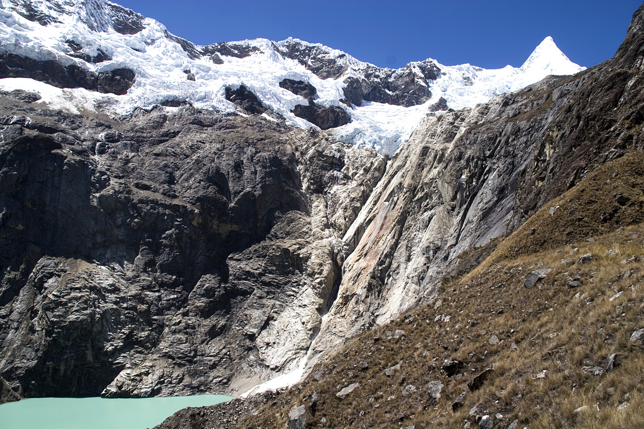 Depuis des ruines, nous apercevons l'Alpamayo - Direction la face nord-ouest de l'Alpamayo