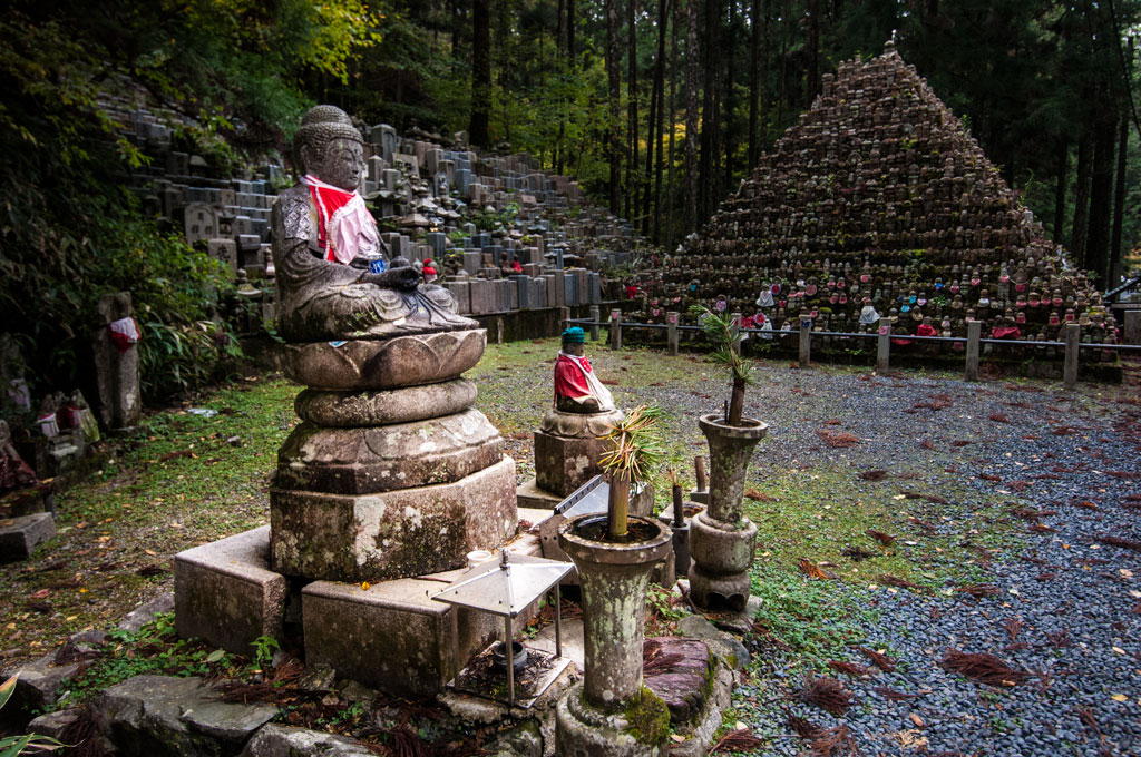 Okuni-in, cimetière avec plus de 200'000pierres tombales qui s'alignent sur 2 km. Koya San