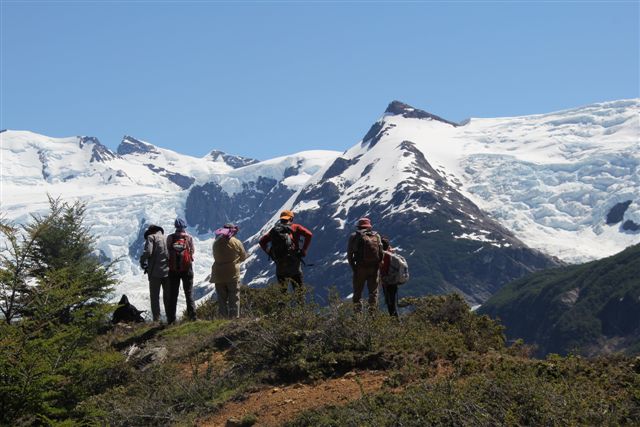 Depuis le col, un magnifique panorama se dégage sur un lac et un ensemble de glaciers - Tempête de bleu