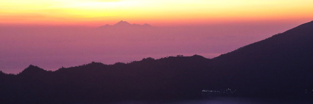 Lever du soleil depuis le sommet du Mt Batur