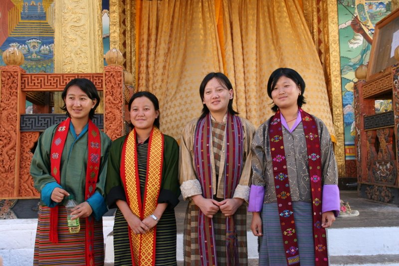 Sur les gradins du stade, les bhoutanais sont attentifs - Thimphu, Punakha et Wangdi