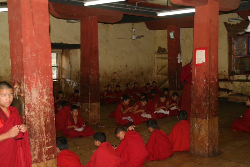 Sur les gradins du stade, les bhoutanais sont attentifs - Thimphu, Punakha et Wangdi