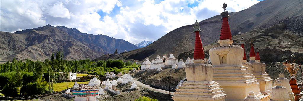 Chortens devant le palais de Stock