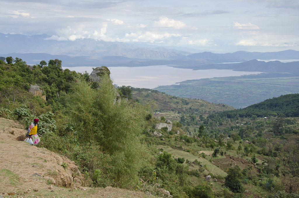 Vue plongeante sur le lac Abaya, depuis les villages dorzé