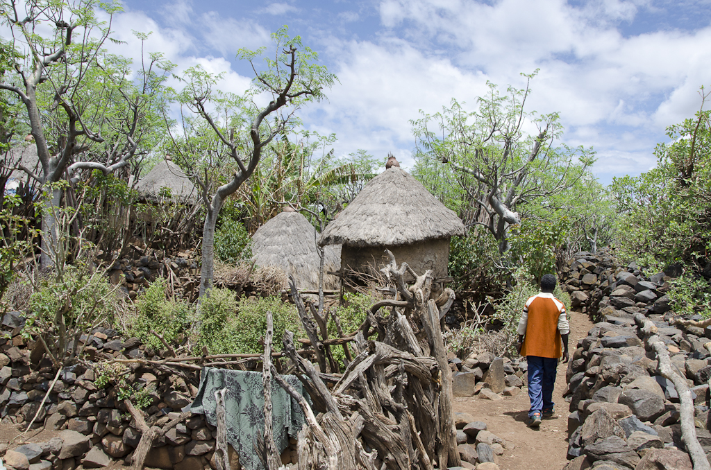 Marche dans le village konso