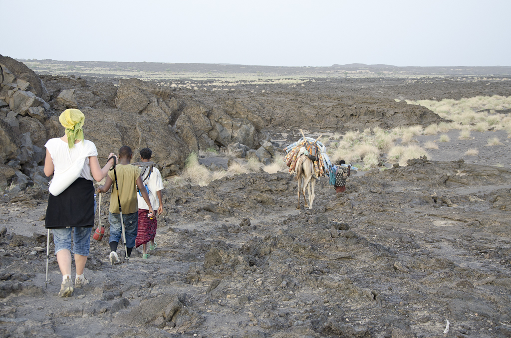 Descente du Erta Ale, sur un terrain volcanique