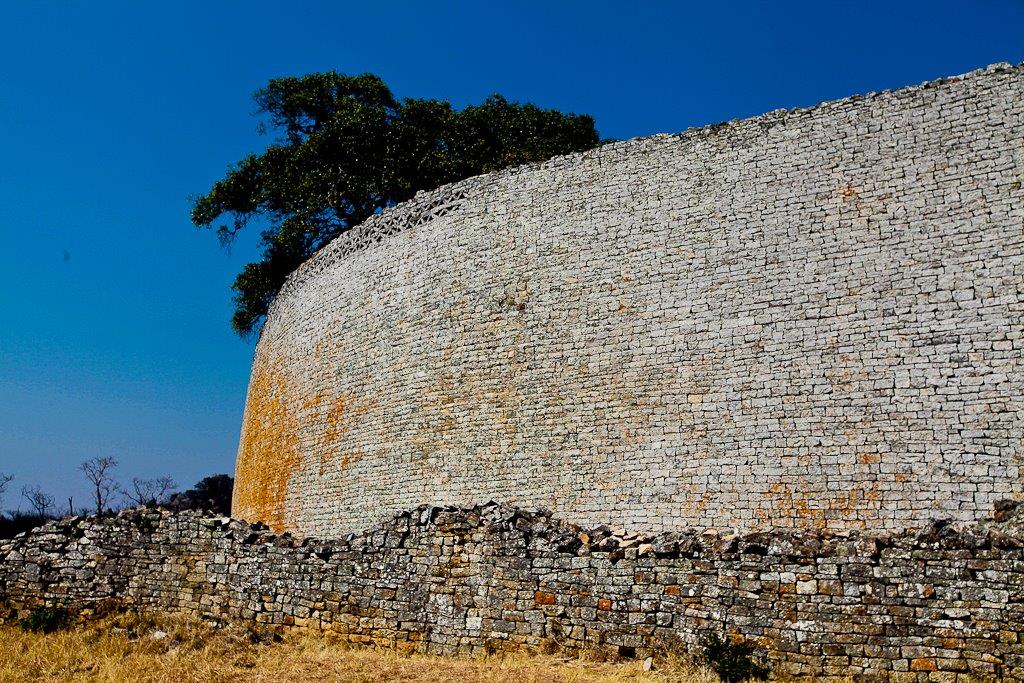 Photo 12 Les murs extérieurs font 11 mètres de haut, 6 mètres d'épaisseur à la base et 4 au sommet