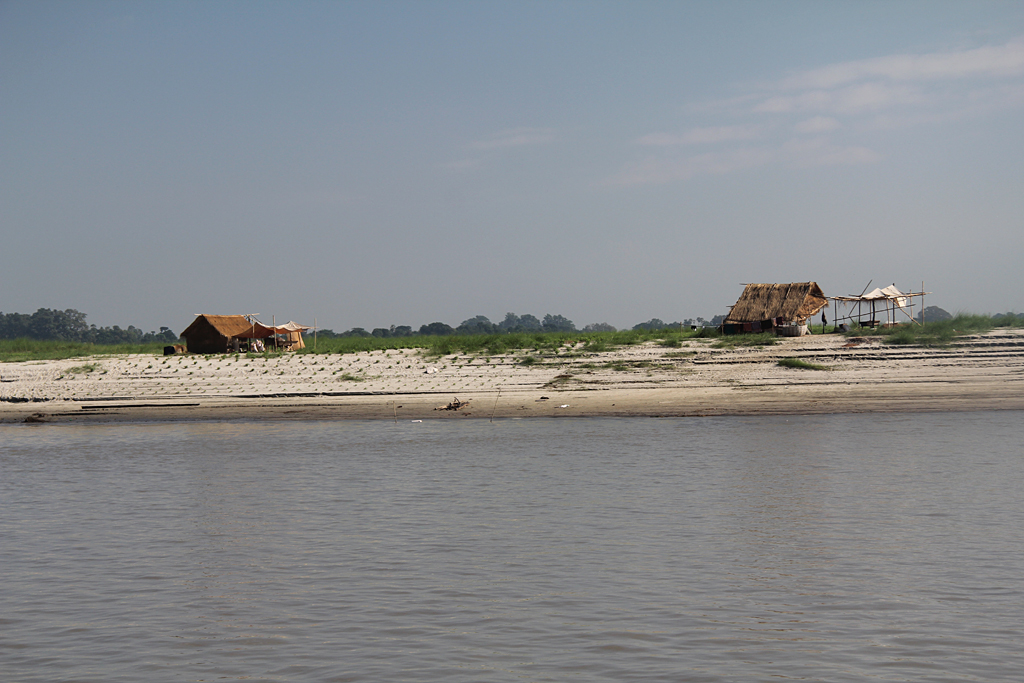 Habitations sur les berges de l'Irrawady