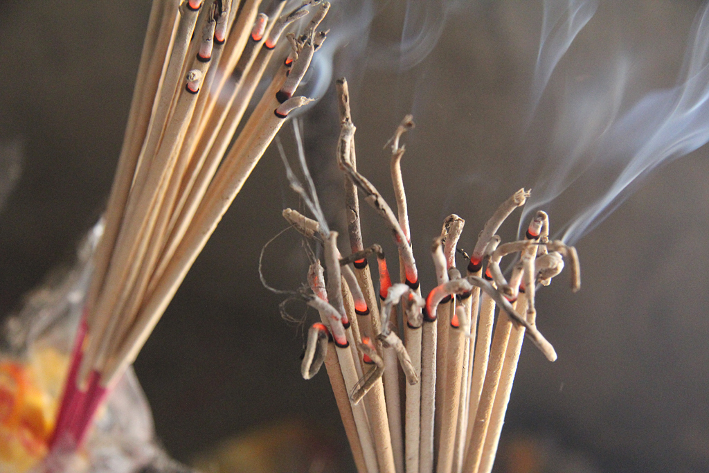 Bouquets d'encens en offrande au Buddha