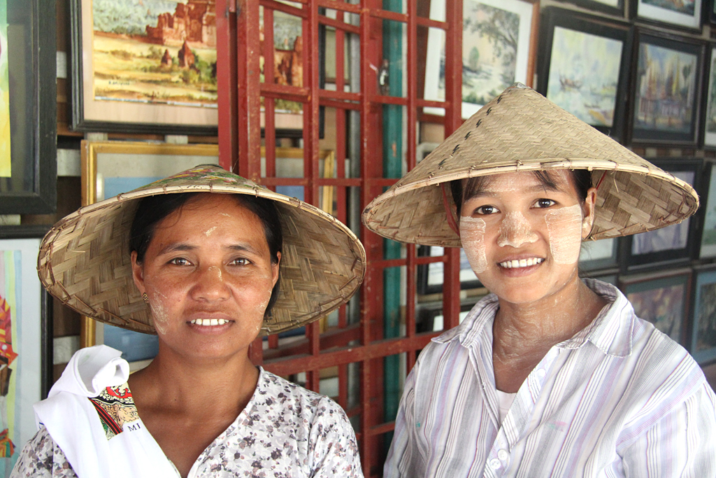 De jolies vendeuses d'aquarelles