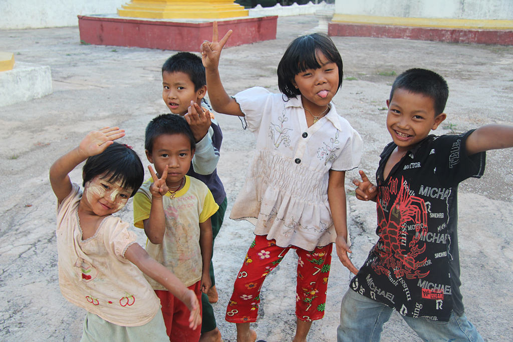 Enfants jouant dans les stupas