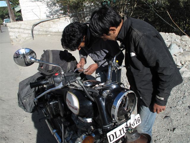 Mécaniciens au travail - De Kargil à Rangdum