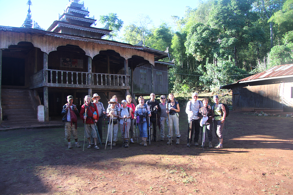 Photo de groupe devant le monastère